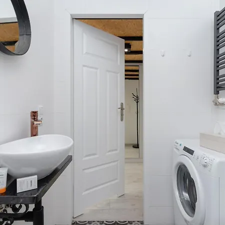 Comfortable And Elegant Studio With Balcony For 4 People In Cracow By Renters
