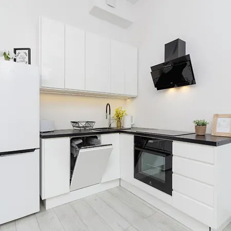 Comfortable And Elegant Studio With Balcony For 4 People In Cracow By Renters Apartment *